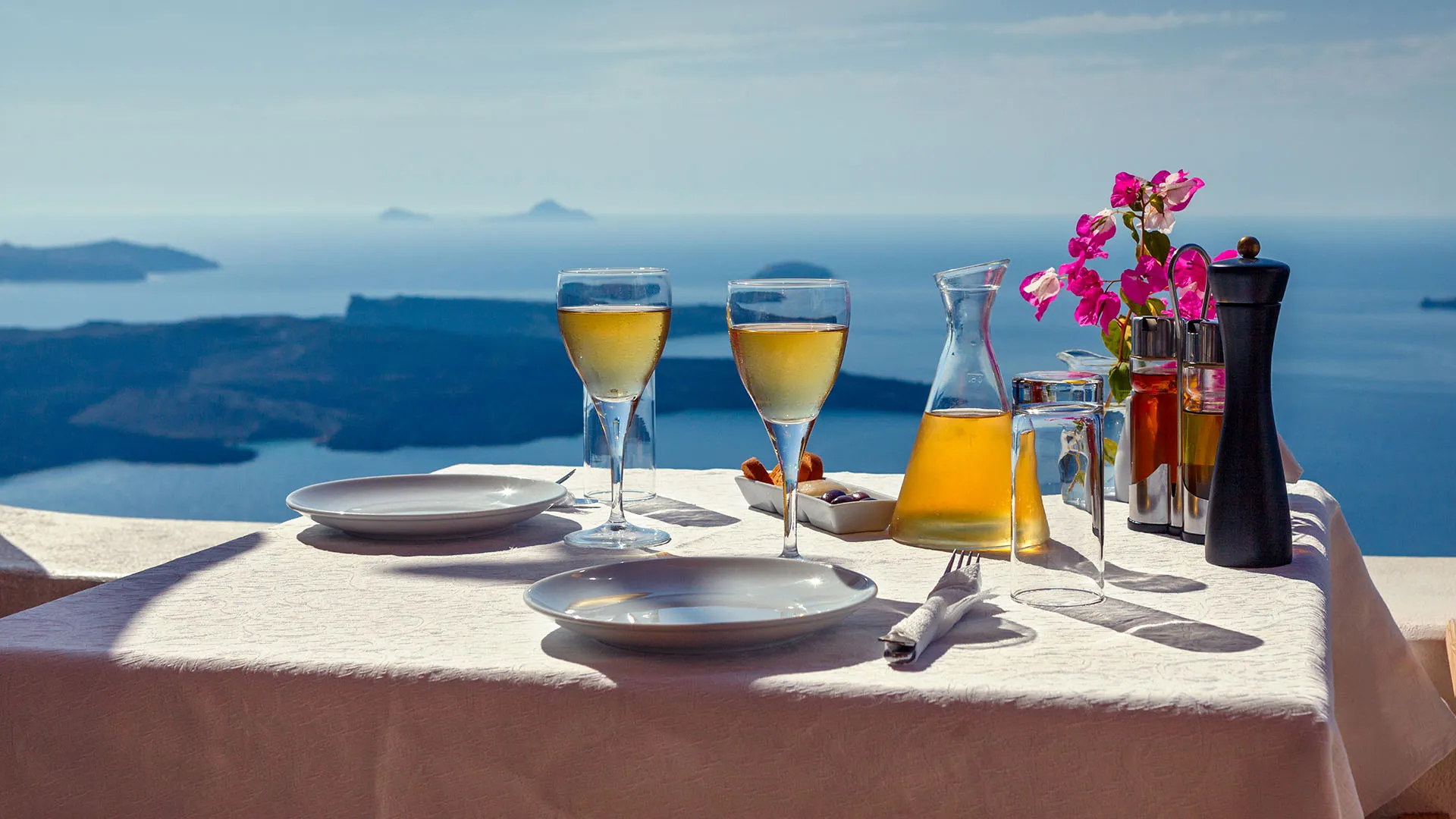 Tisch und zwei Gläser Wein auf Insel Santorini